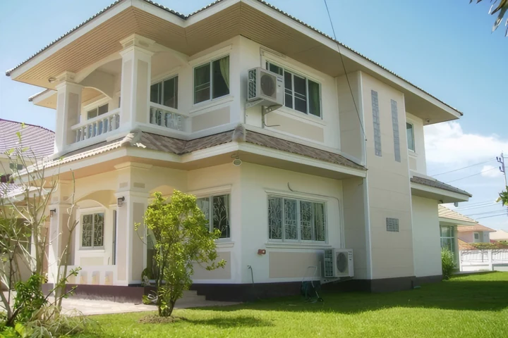 Superb 4 Bedroom Family Home in San Kampaeng