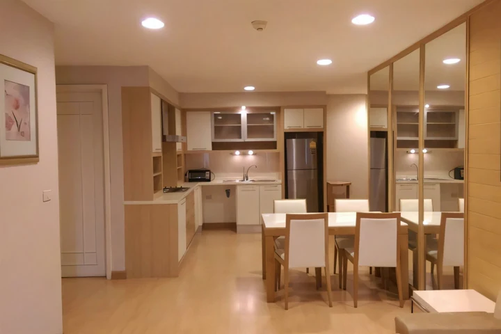 2 chambres, 2 salles de bain, 75 m² avec vue sur la piscine à louer