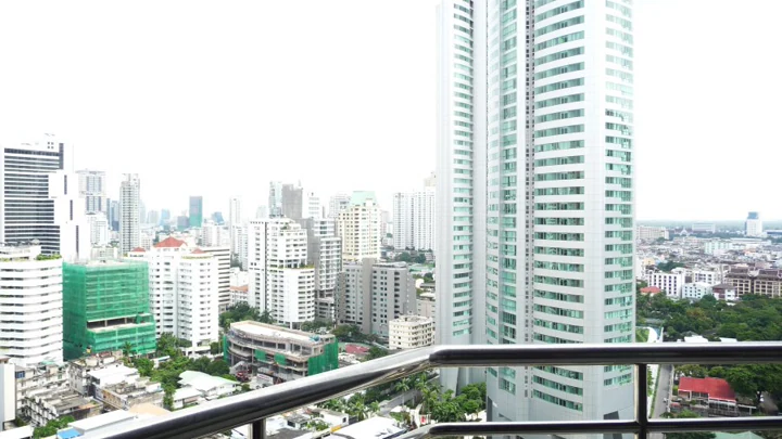 คอนโดในอโศกพร้อมระเบียงใหญ่