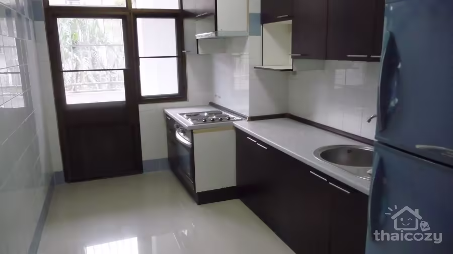 Spacious 3-Bedroom Apartment near BTS Phrom Phong photo 2