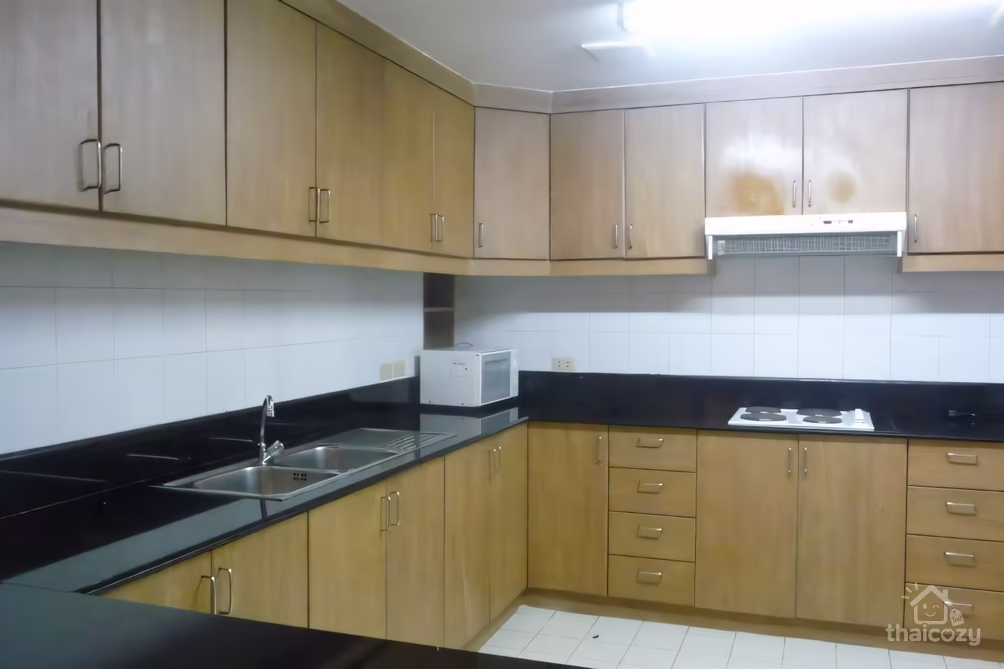 3 Bedrooms on Sukhumvit Rd. Near BTS Phrom Phong photo 1
