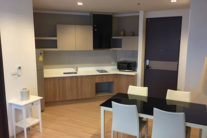 RHYTHM SATHORN コンドミニアム賃貸、BTSサパーンタークシン駅近、1ベッドルーム50平方メートル、月額32,000バーツ