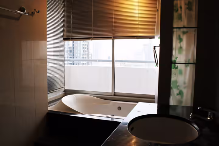 Corner 2-Bedroom with 2 Balconies Near BTS