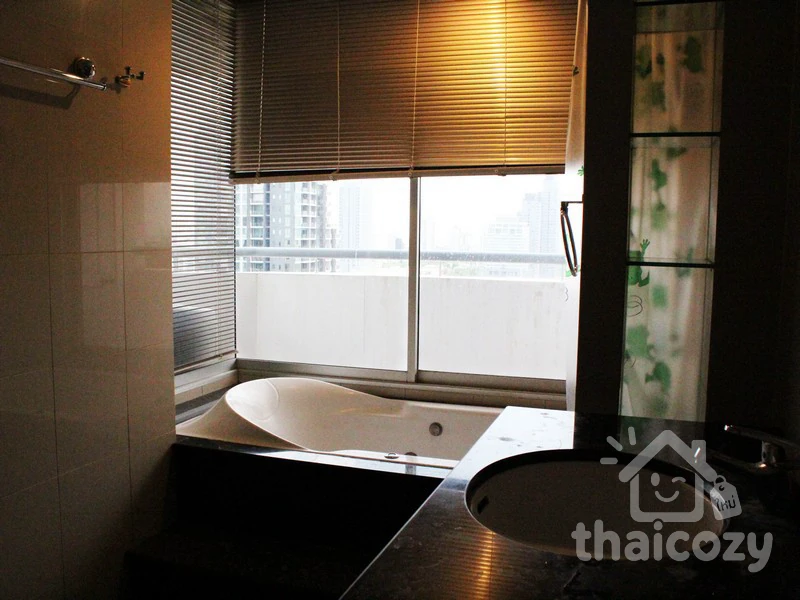 Corner 2-Bedroom with 2 Balconies Near BTS photo 1