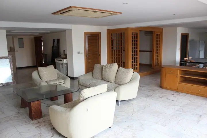 3 chambres, 4 salles de bain avec chambre de bonne et toilettes
