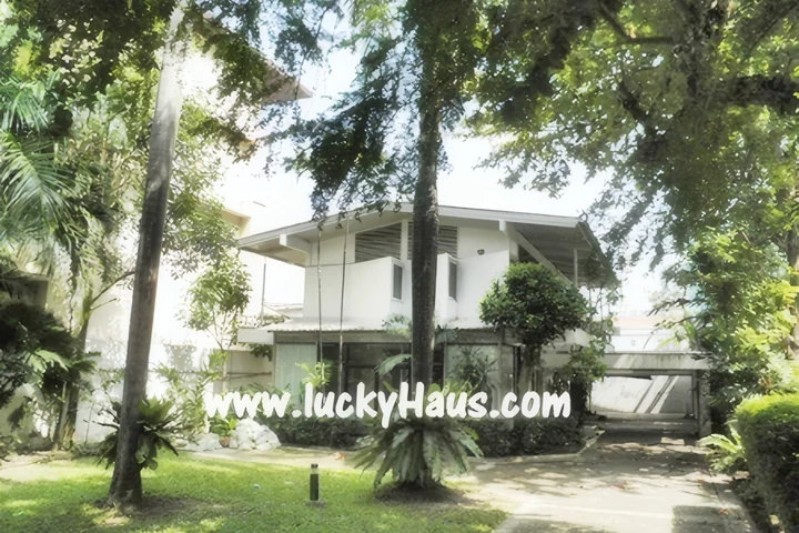 บ้านเดี่ยวให้เช่า พร้อมสวนขนาดใหญ่ ใกล้ BTS อารีย์ พหลโยธิน 300 ตร.ม. 3 ห้องนอน