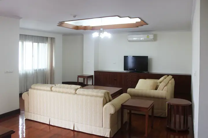 Appartement de 3 chambres à louer avec bureau et chambre de bonne