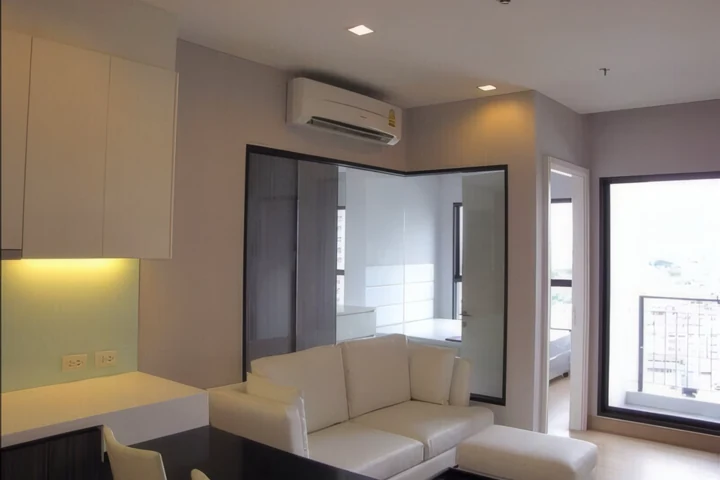 Appartement Urbano Absolute Sathon-Taksin à louer près du BTS Krung Thon Buri, 22 000 bahts/mois