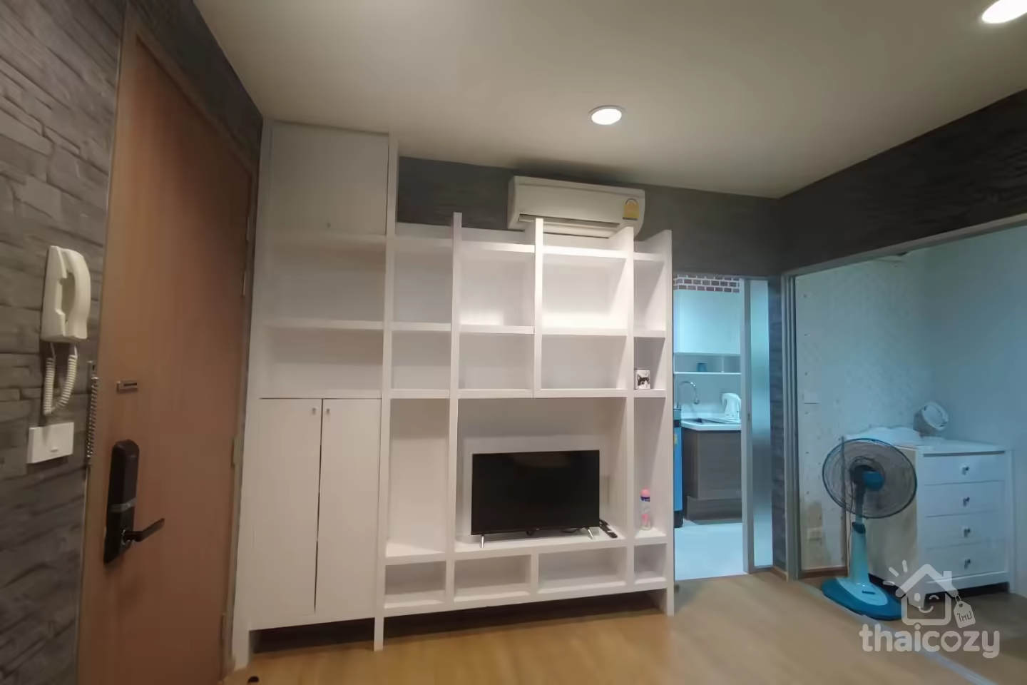 방콕 사톤 지역 퓨즈 찬 콘도 매매 photo 1
