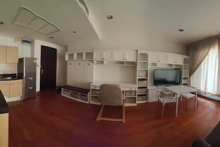 Luxury 1-Bedroom Condo Near Central