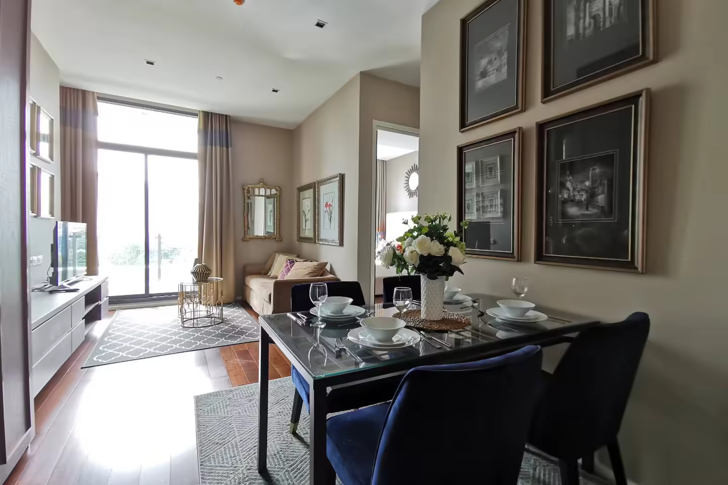 The Diplomat 39 Luxury Condo 100m to EmQuartier photo 2