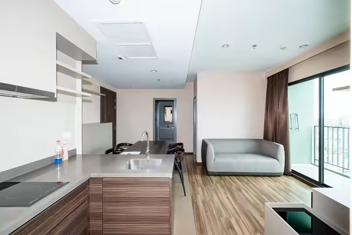 Teal Sathon-Taksin, condo 2 chambres, 200 m du BTS Wongwian Yai