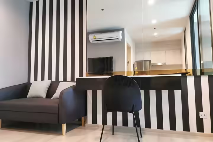Life 1 Wireless 21st Floor 1BR Near BTS Ploen Chit