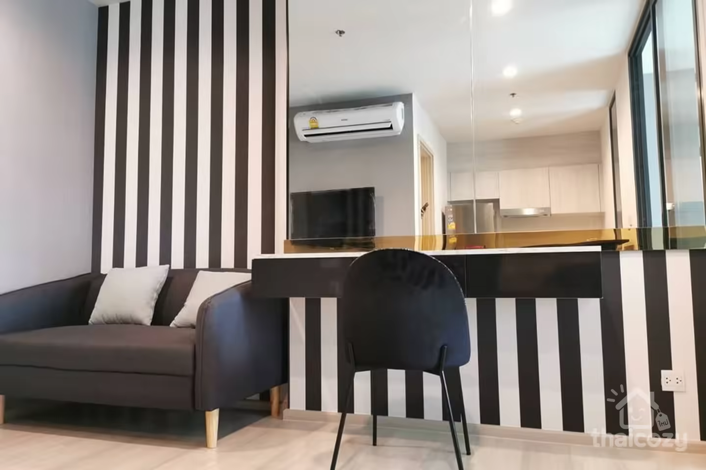 Life 1 Wireless 21st Floor 1BR Near BTS Ploen Chit photo 1