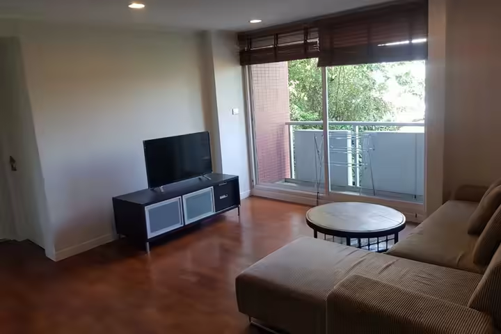 Low-Rise Condo Near BTS Phloen Chit