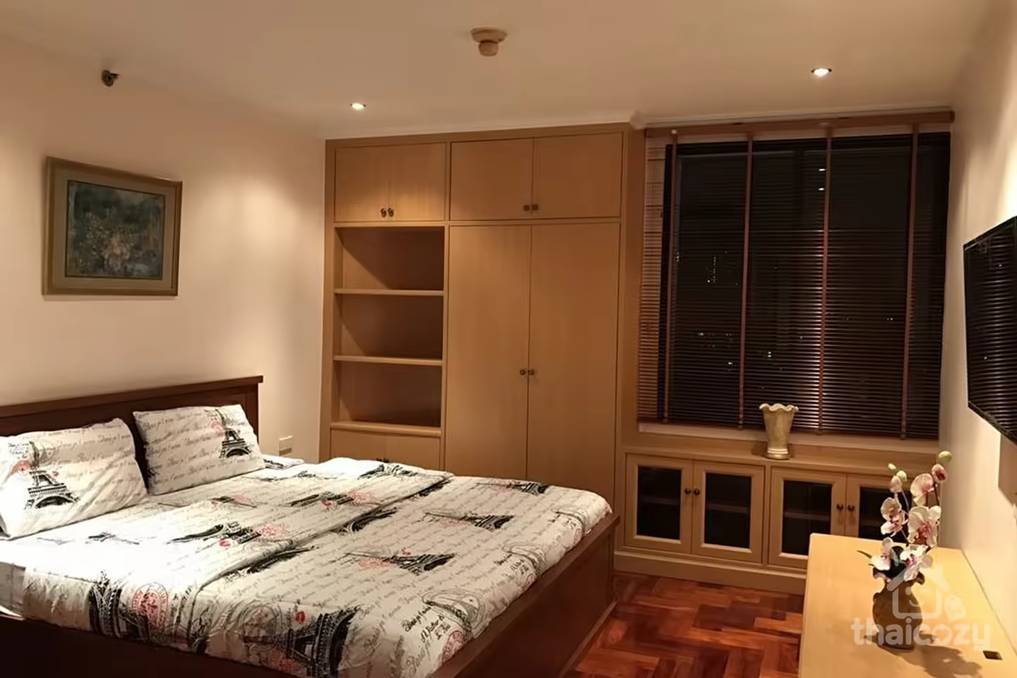 2-Bed Condo for Rent Near BTS Asok photo 2