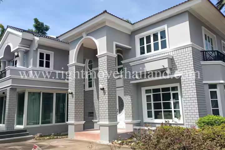 Nantawan Srinakarin Luxury House