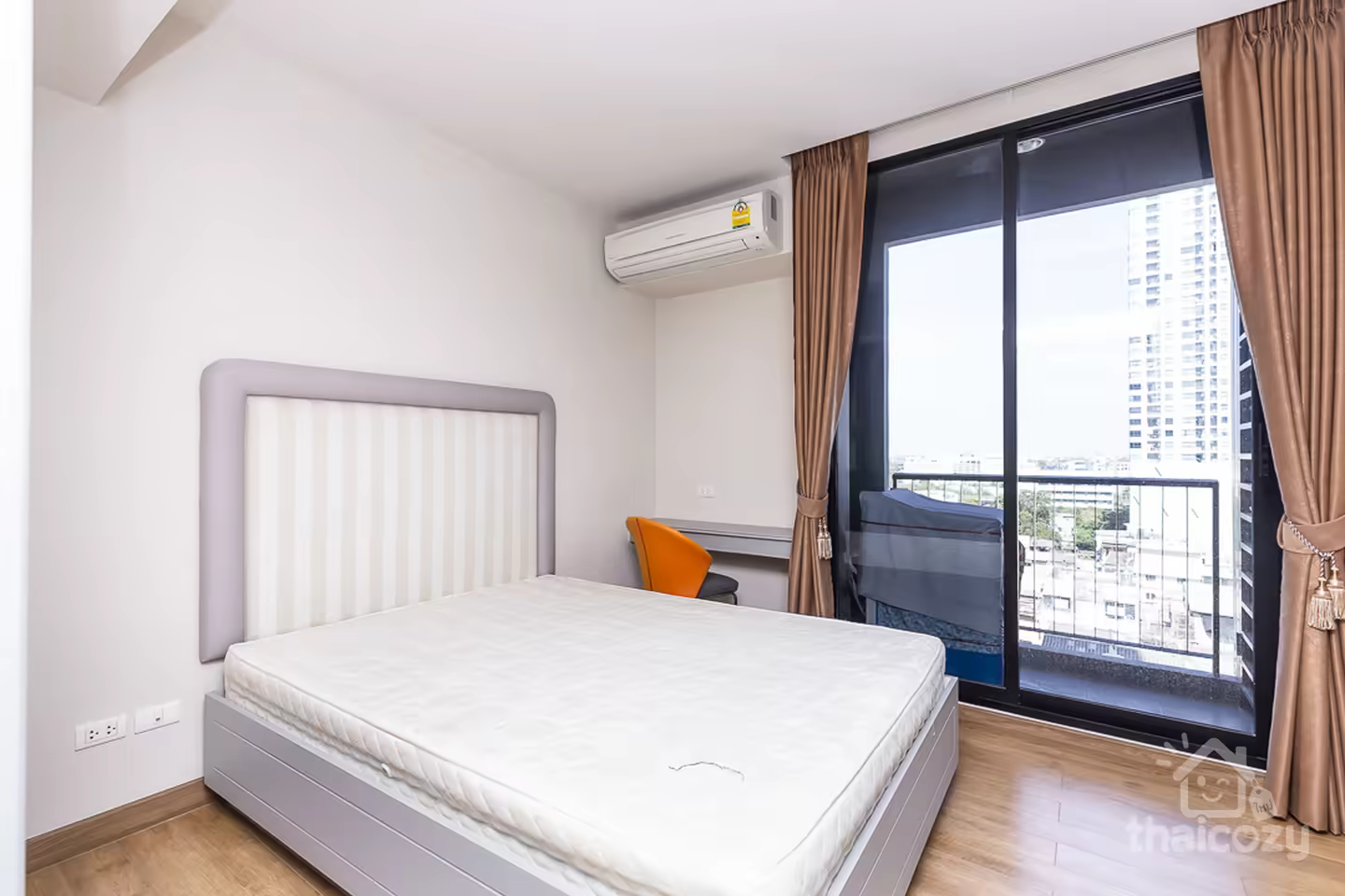 Condo by mainroad, near BTS Saphan Kwai photo 2