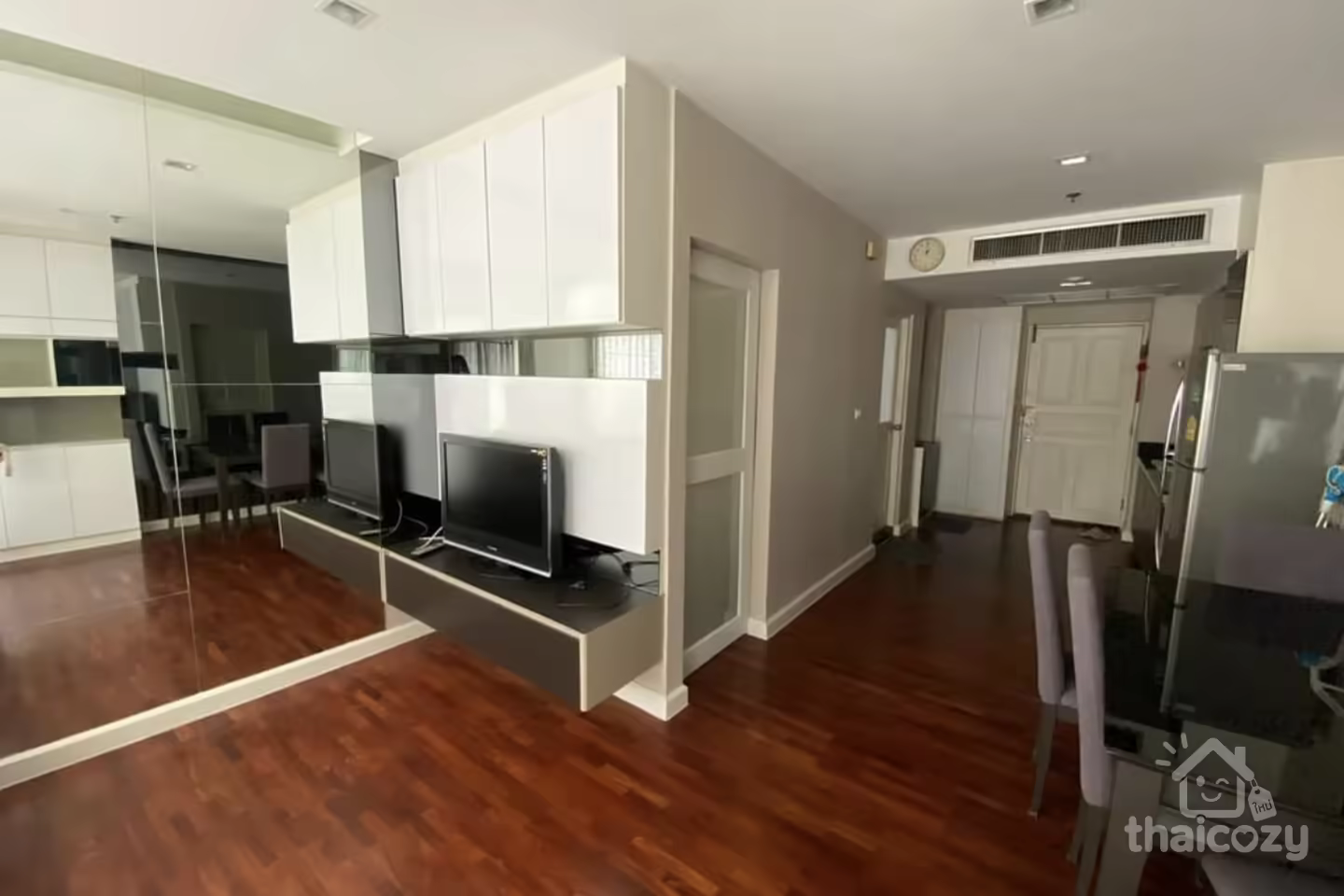 Condominium in the heart of the city, next to BTS Phaya Thai. photo 1