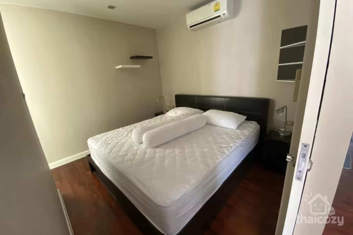 Condominium in the heart of the city, next to BTS Phaya Thai. photo 2