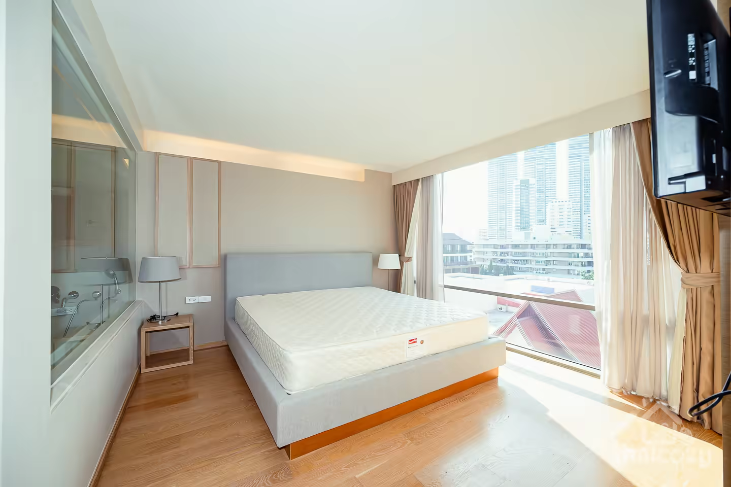 The Philo Residence Apartment comes with a large room. Closed to shopping mall and park. photo 2