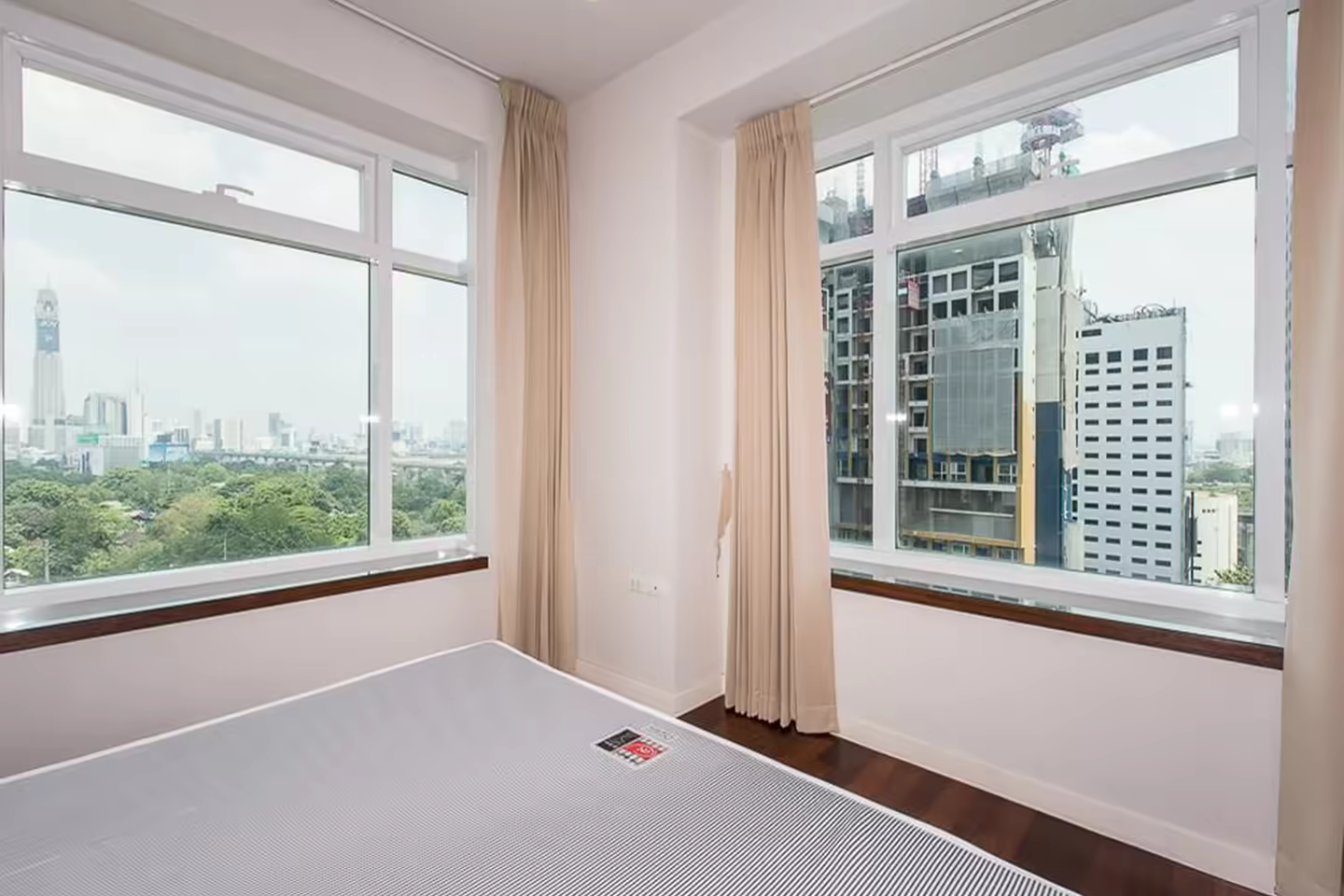 Condo for sale and rent Easy to commute by both MRT Petchaburi and Airport Link photo 2
