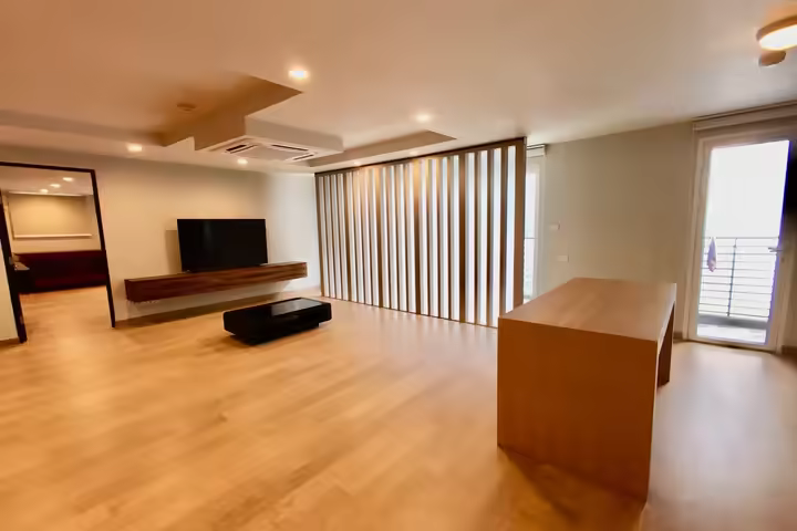 Low Rise condo with 10 min walk from BTS Ekkamai