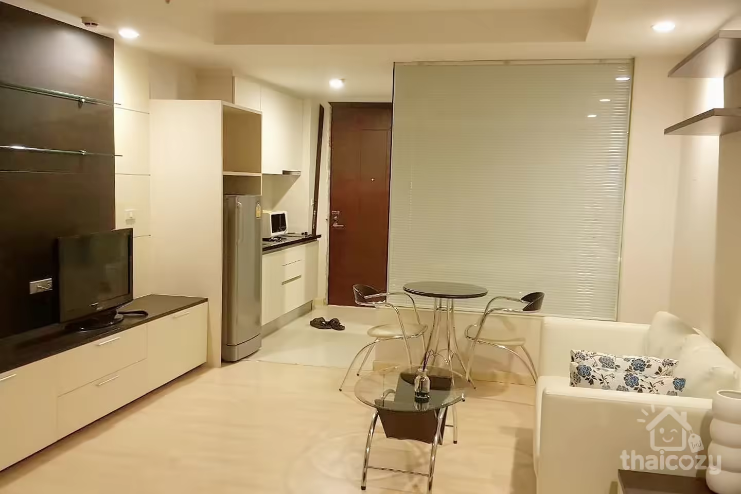 170m to BTS Rajdamri, distinctive condo photo 1