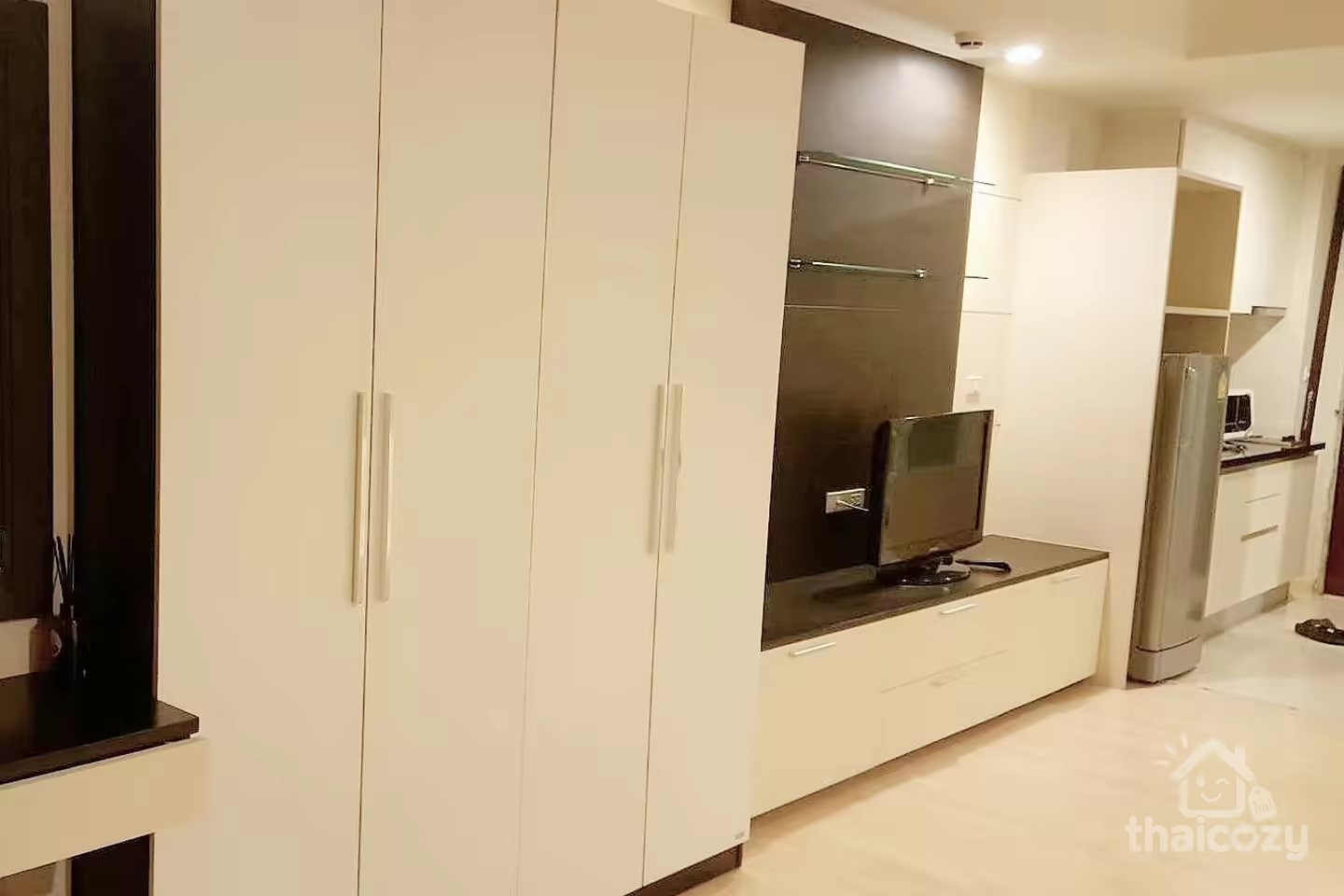 170m to BTS Rajdamri, distinctive condo photo 2