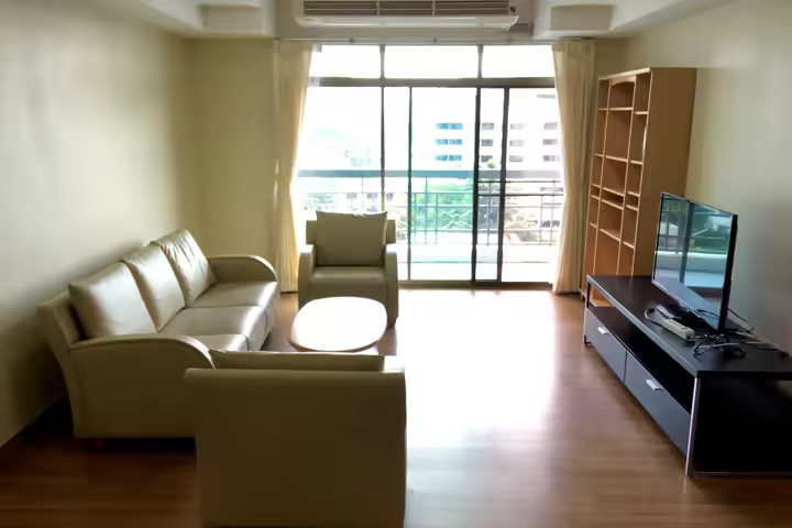 Royal Castle, 3 bedrooms and 2 bathrooms  set within the midst of Sukhumvit