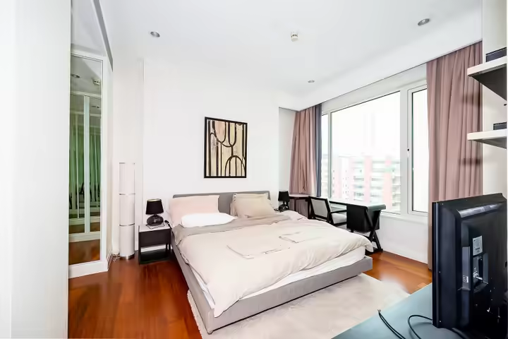 Q Langsuan 2BR Condo Near BTS Ratchadamri