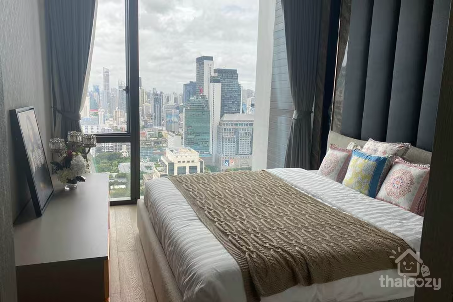 28 CHIDLOM, the luxurious condo near the BTS Chidlom photo 2