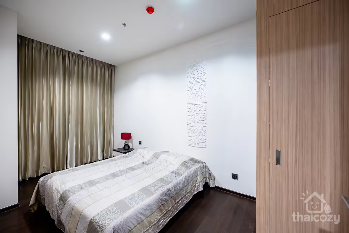 Condo for SALE only one stop away from the famous shopping centre like SIAM PARAGON. photo 2