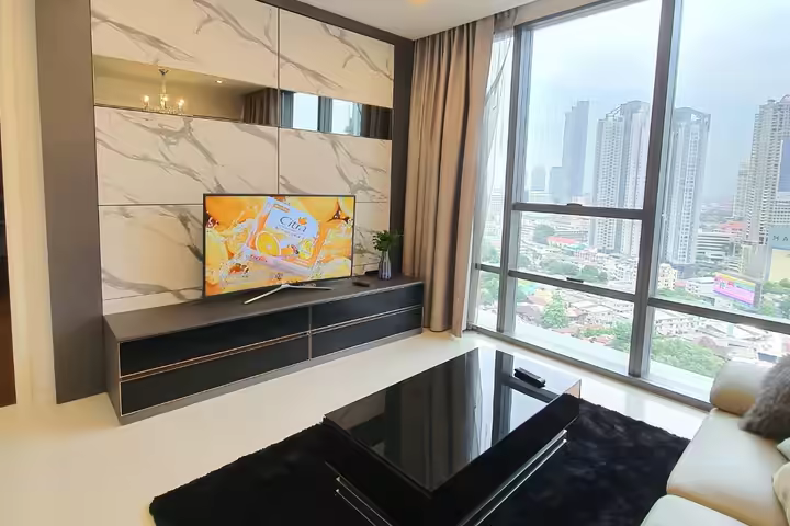 Super Luxury condo, 0 m to BTS Surasak