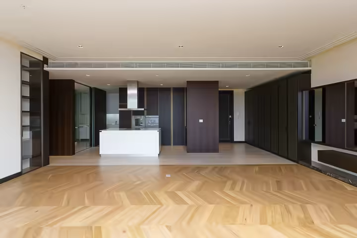 An elegance 2 bedrooms unit on prime area and very close to BTS Rajdamri
