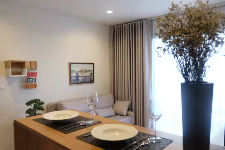 Nice condo plus shuttle to airport link