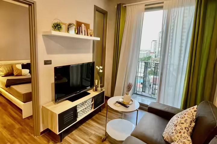 Condo near many shopping centers in the Ekkamai area.