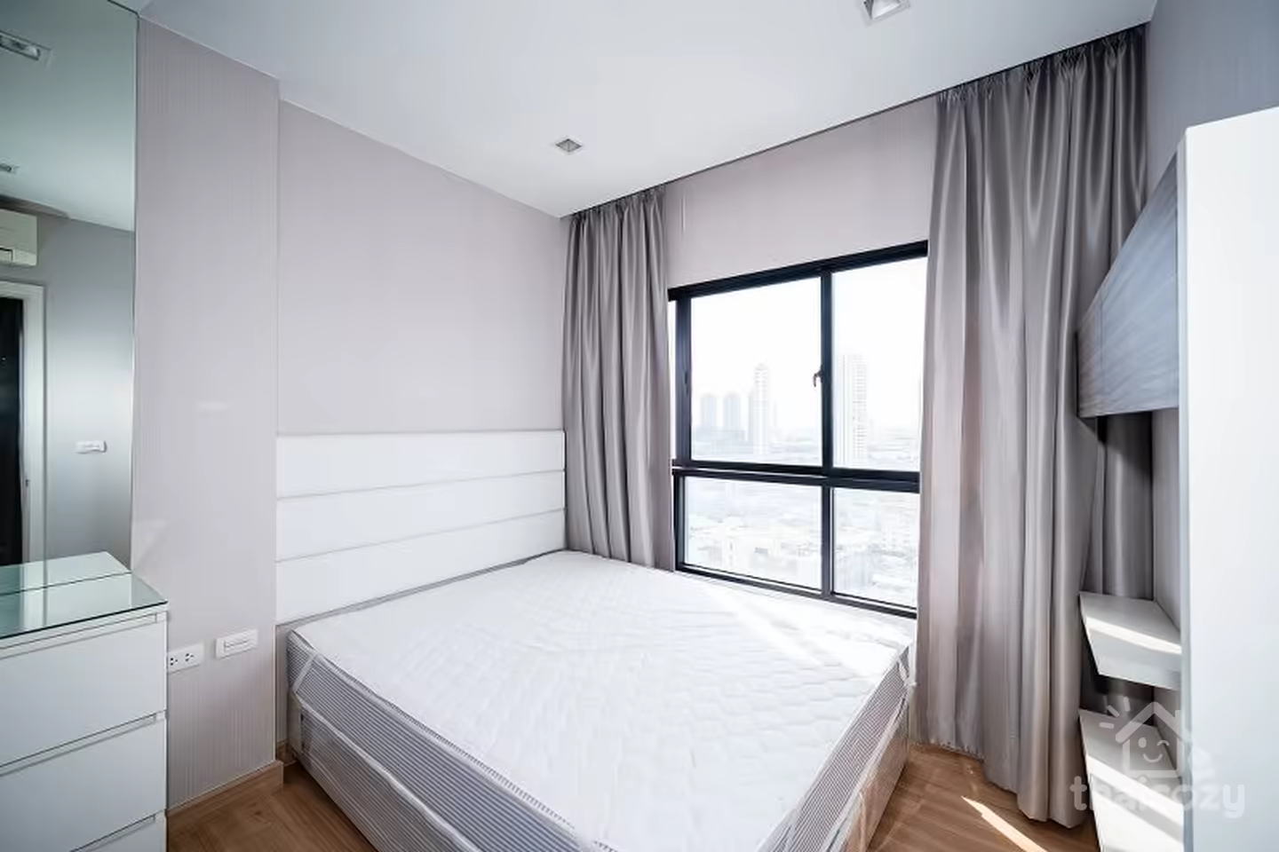Vue sur la ville depuis le balcon privé, accès facile au pont Taksin photo 1