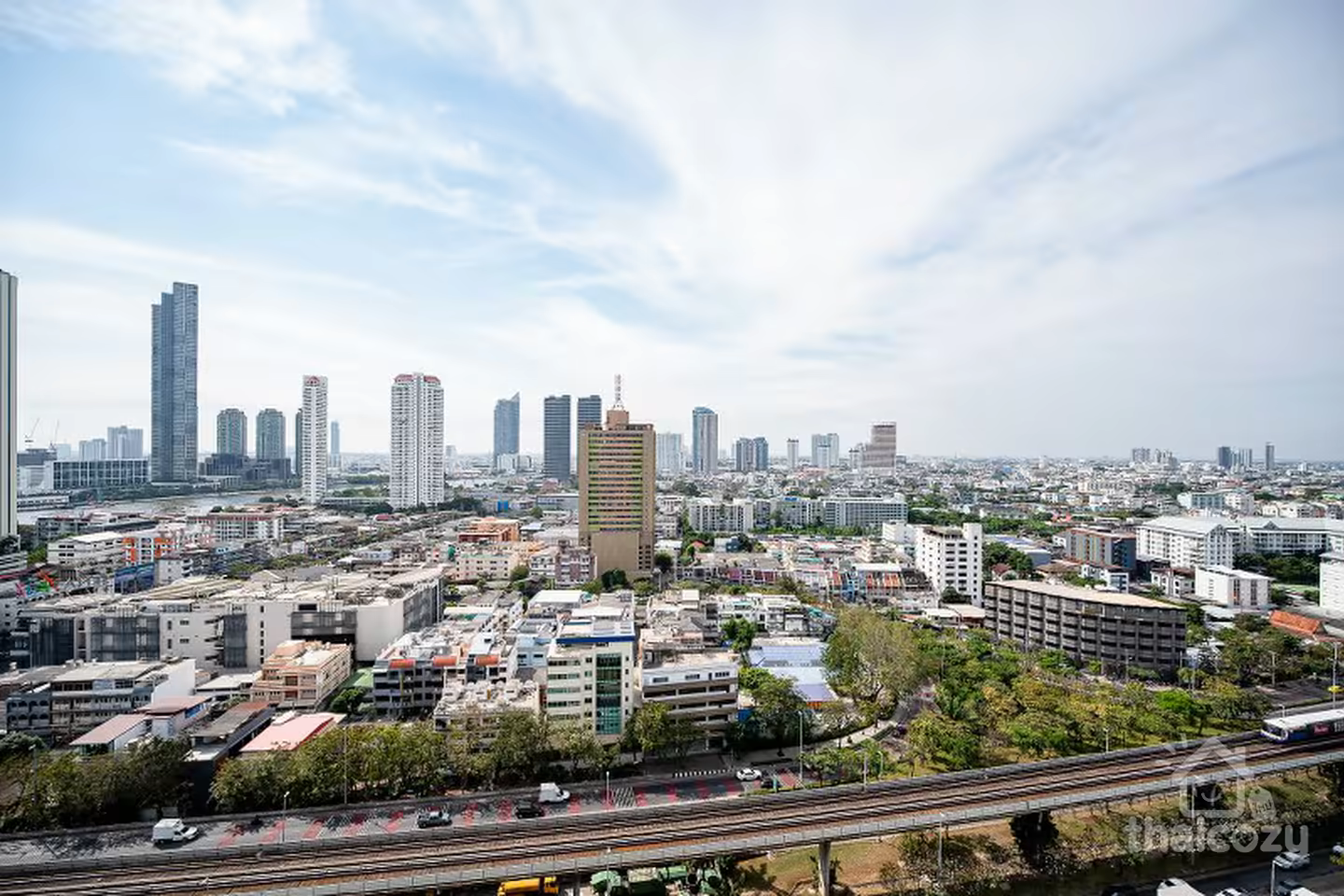 Vue sur la ville depuis le balcon privé, accès facile au pont Taksin photo 2
