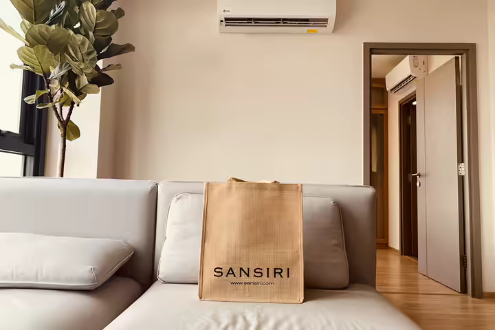 Nice condo plus shuttle to airport link