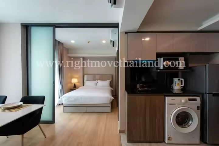 CA10298 LLOYD Soonvijai – Thonglor