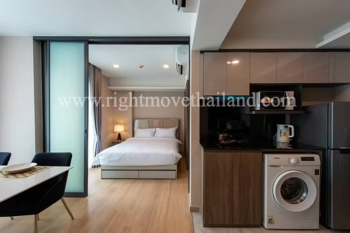 CA10298 LLOYD Soonvijai – Thonglor photo 1