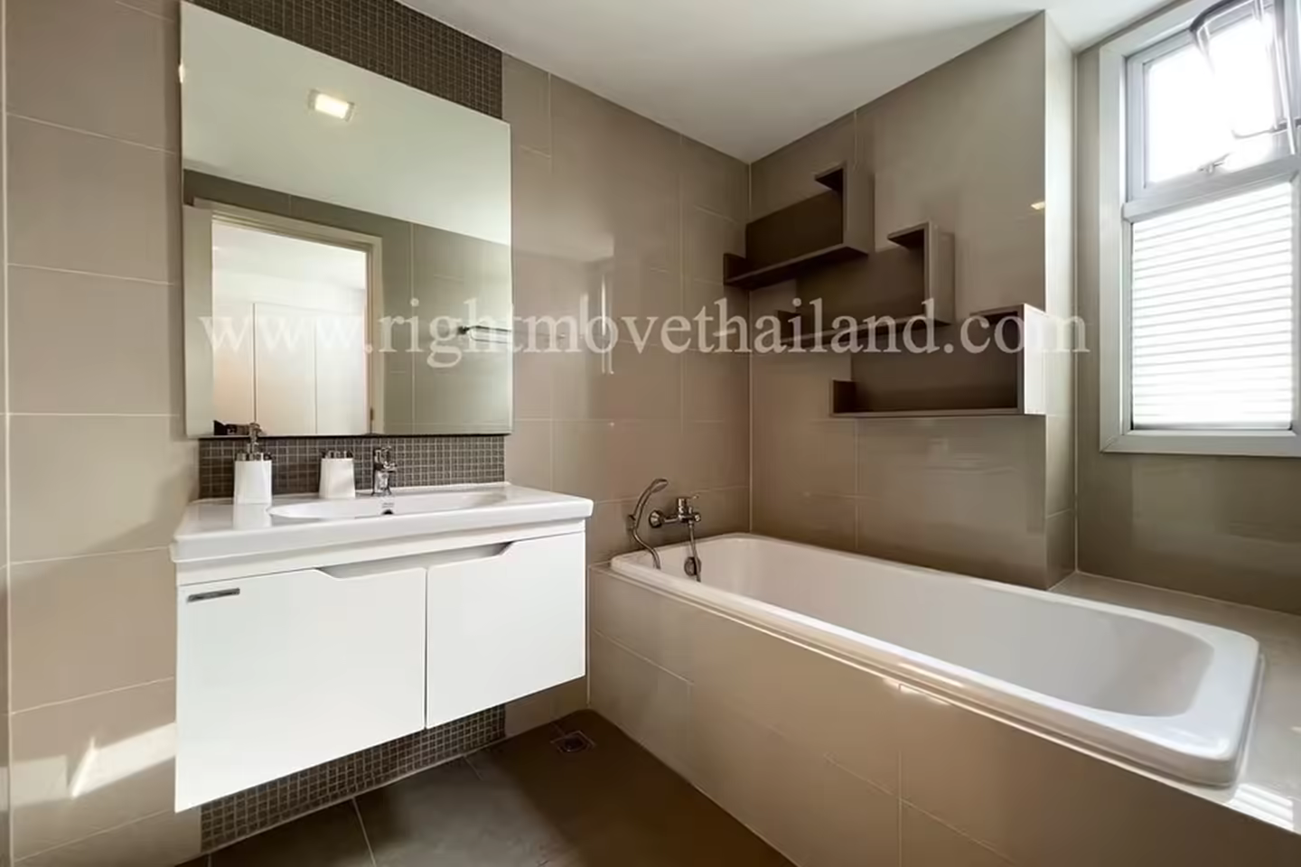 CA10305 Maestro Sukhumvit 39 photo 2