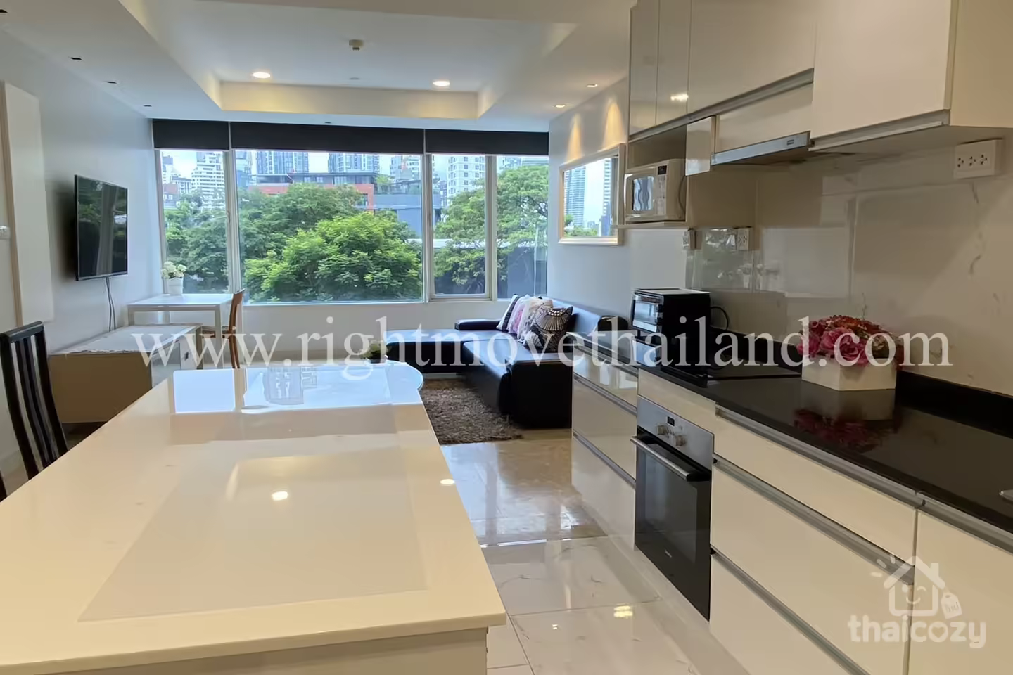 CA1236 Hampton Thonglor photo 2