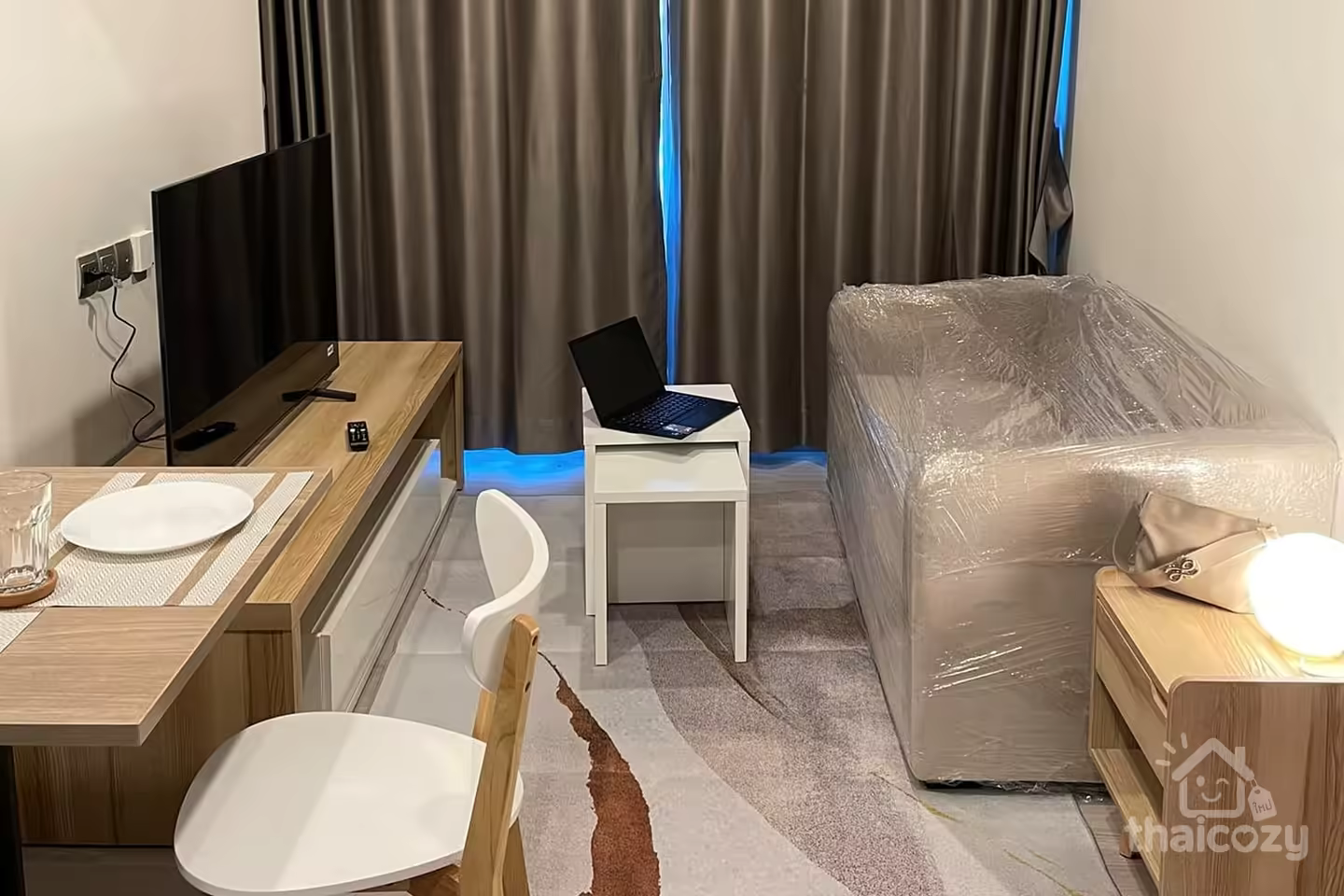 Stunning 1 bedroom unit with an ample living space and offers a fitted kitchen photo 1