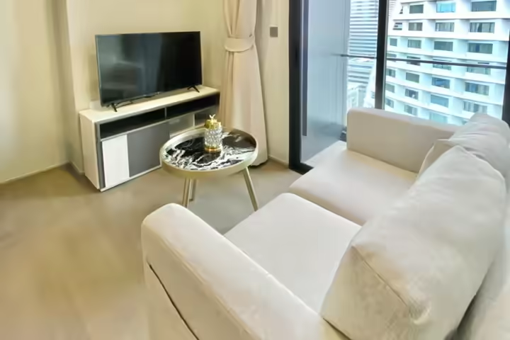 Downtown luxury condo near BTS and MRT