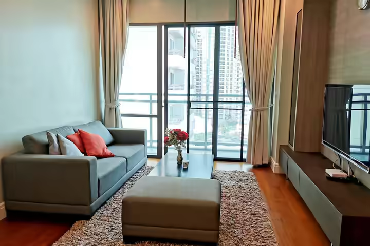 Condo with shuttle service to Phromphong
