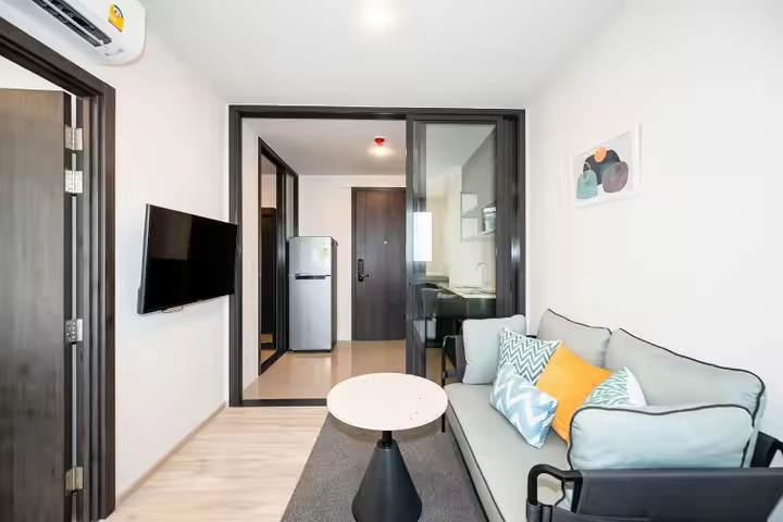 XT HUAIKHWANG. Located only 75 Metres from MRT Huai Khwang