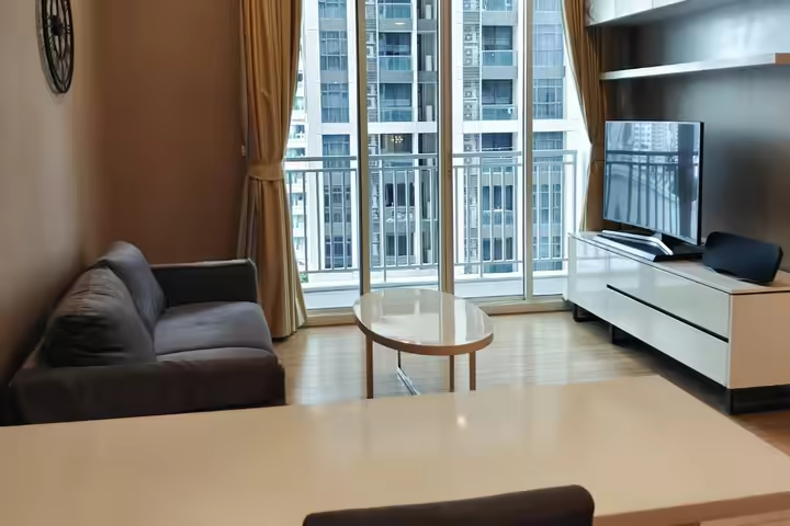 Condo 120 m to BTS Phromphong