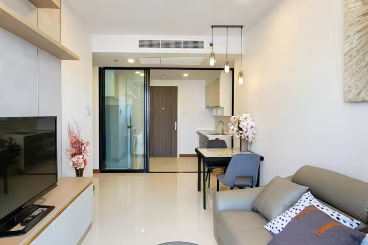 Luxury design condominium Chao Phraya River view, close to BTS Khlong San station, just 0 meters.